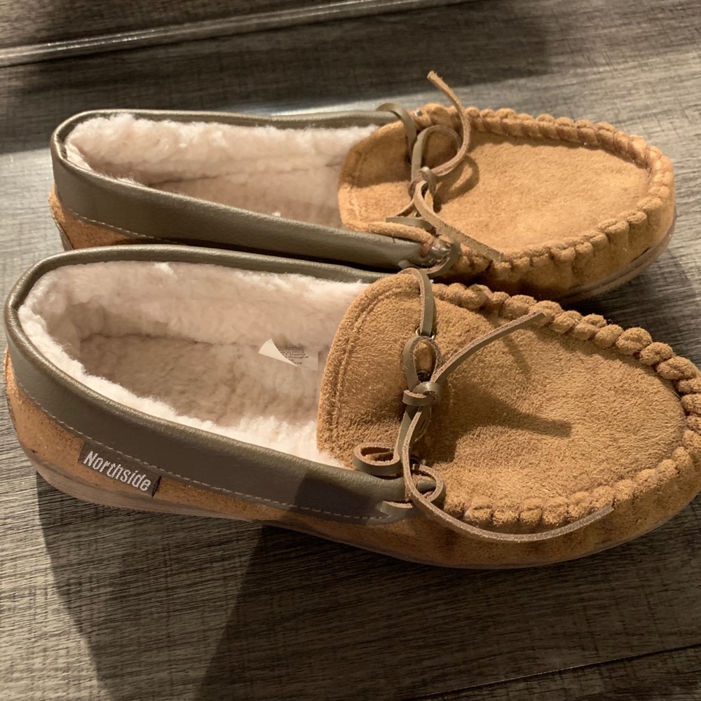 Women’s moccasin slippers